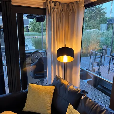 Botel Hausboot Roxy Woma D13 *